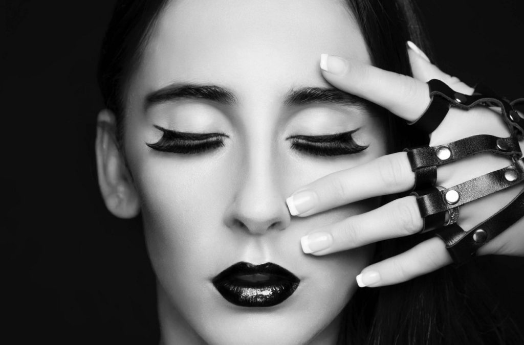 pexels, How to choose false eyelashes for your market, Huasourcing.com