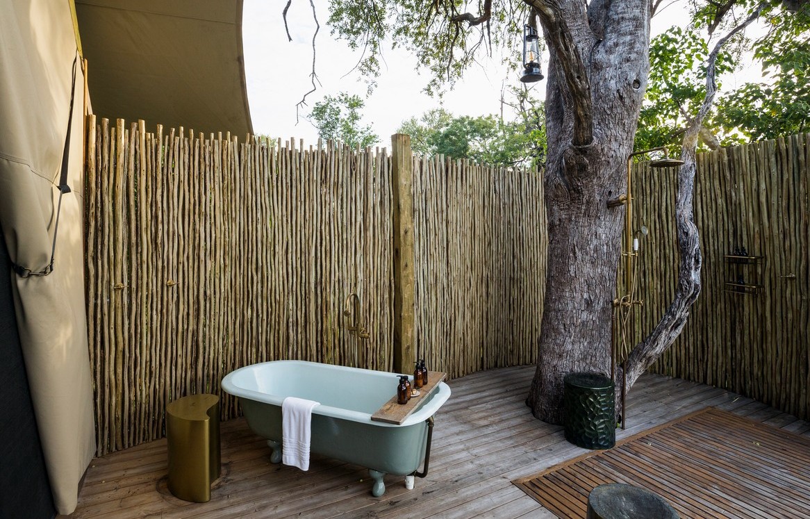 An outdoor bath tub placement huasourcing